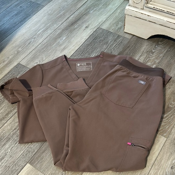 Figs Dusty Purple Scrub Set - like new! - Picture 6 of 8